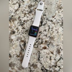 Apple LIGHTLY worn Women’s Series 3, 38mm Rose Gold Watch!